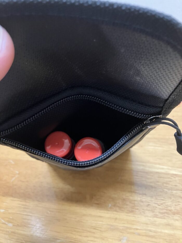 MaGdgetのFireproof Bagにのりを2本いれた様子