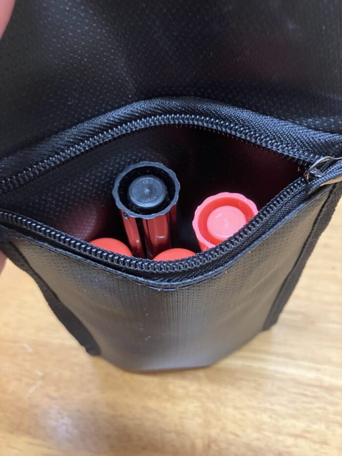 MaGdgetのFireproof Bagにマッキー2本、のり2本をいれた様子