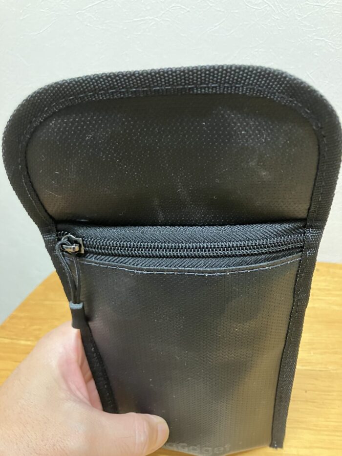 MaGdgetのFireproof Bagに「のり」「マッキー」を2本づついれてファスナーを閉めた様子