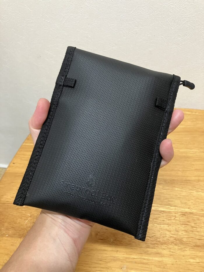 MaGdgetのFireproof Bagを片手でもっている様子